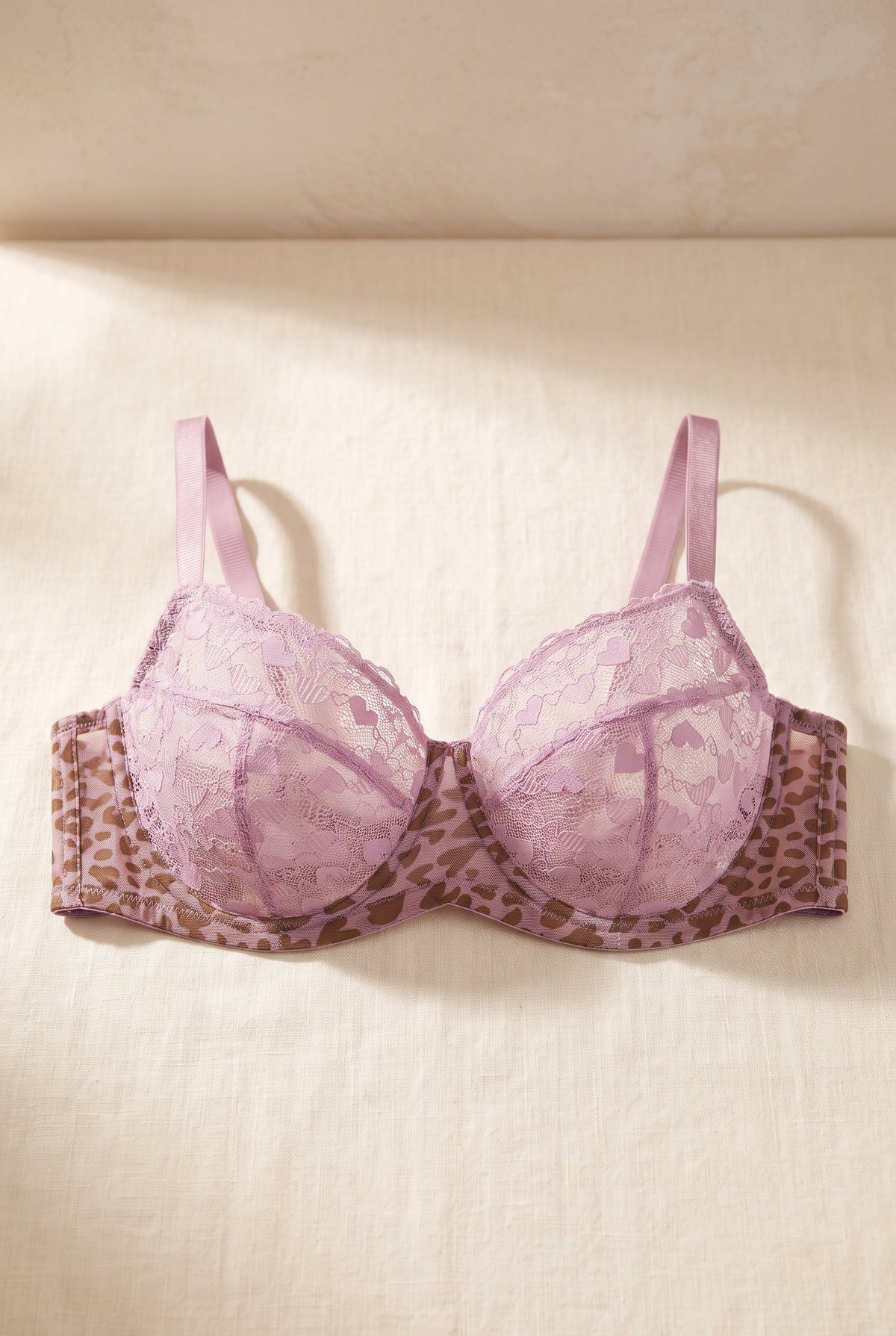 Cuore lace bra in purple, flat with mesh band spread