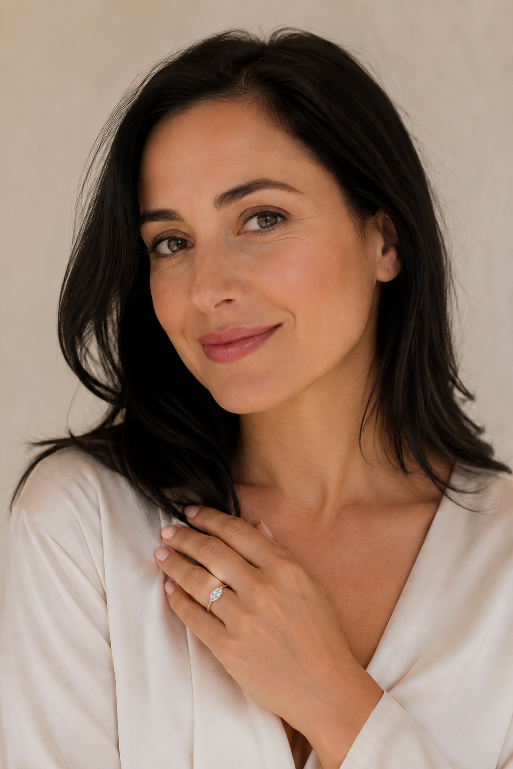 Woman wearing the Onda marquise ring at her collarbone