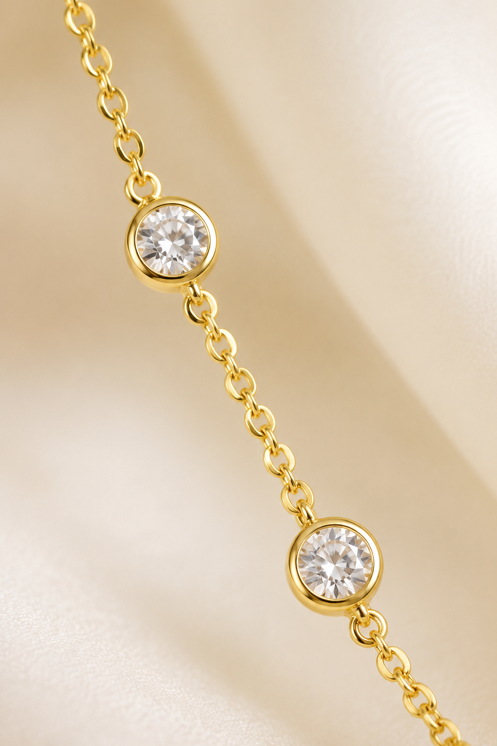Macro detail of two bezel-set crystal stations on the Stellina cable chain
