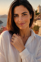 Woman at golden hour wearing the rose gold Calma spinner ring