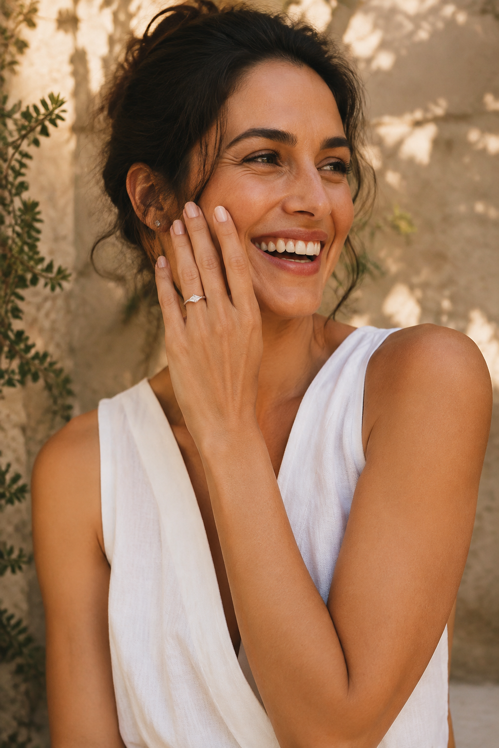 Woman wearing the Onda marquise ring in a sunlit courtyard