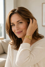 Woman wearing the Quiete soundless bangle set in soft daylight